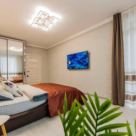 Новые Светлые Апартаменты Метро Славутич Kyiv Exterior photo