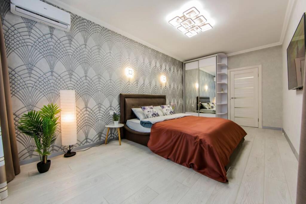 Новые Светлые Апартаменты Метро Славутич Kyiv Exterior photo