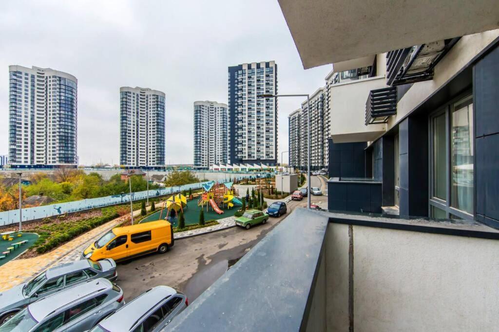 Новые Светлые Апартаменты Метро Славутич Kyiv Exterior photo