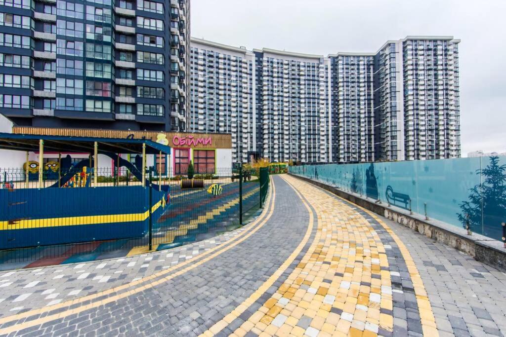 Новые Светлые Апартаменты Метро Славутич Kyiv Exterior photo